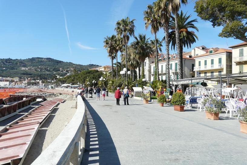 Casa Bisou Italia Wifi Et Parking Free Privato Villa Diano San Pietro Exteriör bild